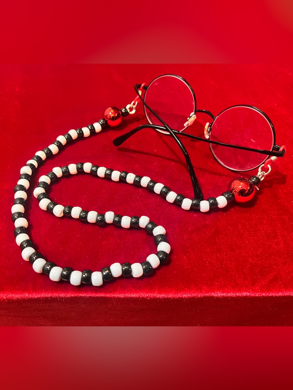 Black/white Glasses Chain with Shiny Red Accents